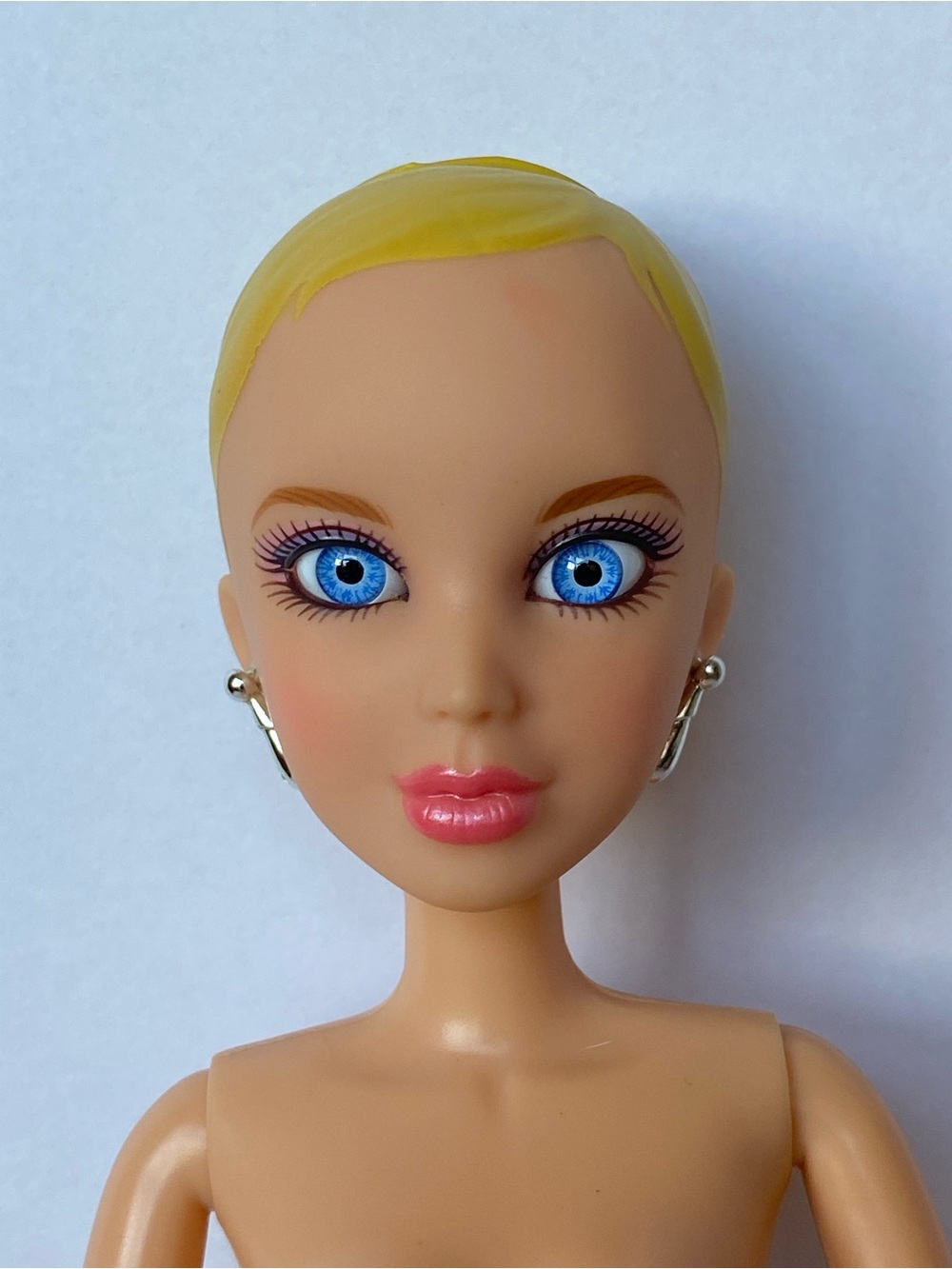 2009 Spin Master Articulated Liv Doll Sophie Blonde Molded Hair Blue Eyes
Nude